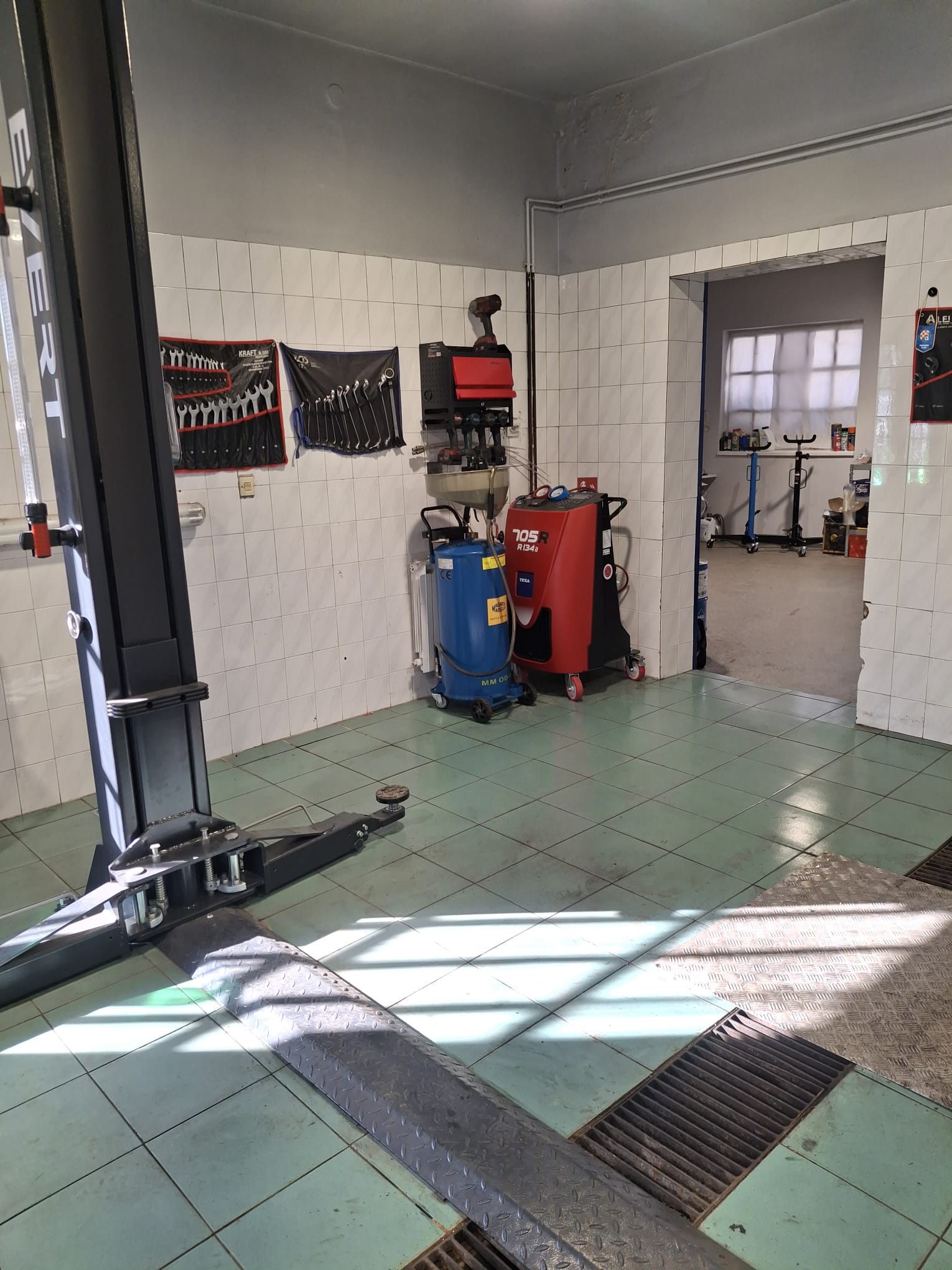 Uredna servisna radionica s dizalicom i servisnom opremom